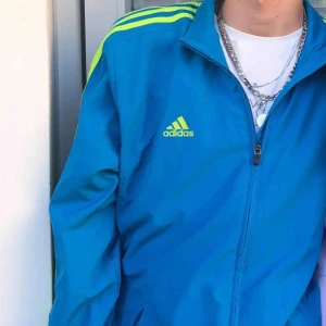  - Sjukt cool och unik Adidas windbraker/ jacka!! Skicket är dessutom utmärkt 🥰. Verkligen ett toppen plagg :). Köpare står för frakt <33.