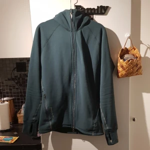  -   Grön Houdini tröja stl M Sällan använd fint skick    