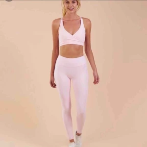  - Jättefina Gymshark dreamy leggings i en ljusrosa färg. Väldigt bekväma, medel tjockt och mjukt material. Använda få gånger så är som nya! Storlek S Nypris runt 500/600 kr