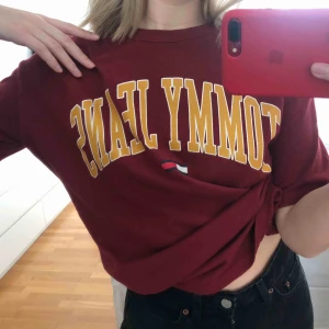  - T-shirt från Tommy Jeans i snygg mörkröd färg. Nypris är 300kr. Väldigt bra kvalitet skulle jag säga