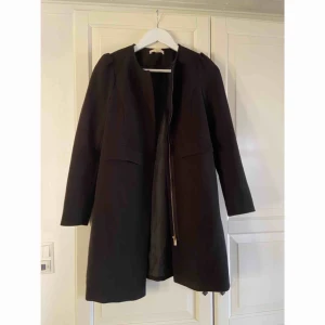  - Kappa från H&M  Knappt använd. Köparen står för frakten. ⭐️ Storlek - 34 