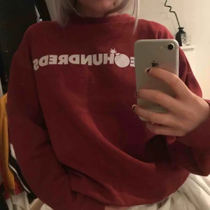  - Snygg tjocktröja från the hundreds i vinröd,använt skick!