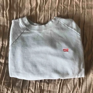  - levis tröja i mint grön  storlek S  köpte står för frakt 