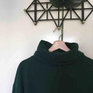  - Mörkgrön turtle-neck tröja, sparsamt använd  Storlek S men är oversized