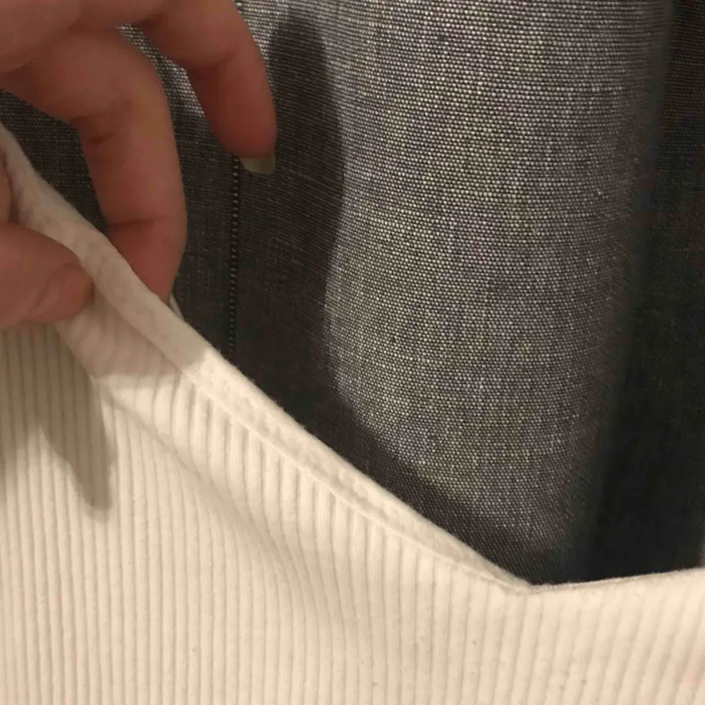 Fint o sött croppat linne från Weekday som är slutsålt. Säljer pga använder inte, det är i fint skick men sömmen har gått av lite på ena sidan (inget som syns när man har på den) . Toppar.