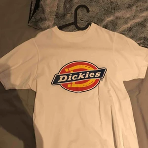  - En vit dickies T-shirt i använt skick,lite sprickor i ”D”et men annars felfri! Passa mig som har xs