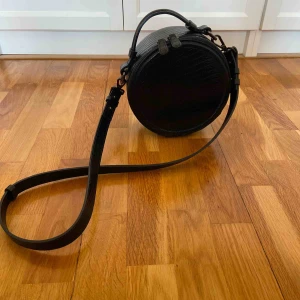  - Oanvänd väska från Massimo Dutti. Svart, något glansigt, skinn med krokodilmönster. Nypris ca. 1800kr. 