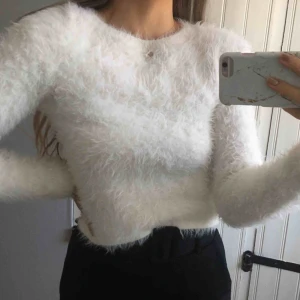  - Supersöt fluffig tröja från H&Ms barnavdelning, passar dock mig som är en strl XS/S/36. Fraktar eller möts upp i Skellefteå!