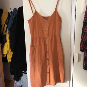  - En otroligt fin klänning från monki som bara hängt i garderoben utan att ha blivit använd🌸 köparen står för frakten 🌸