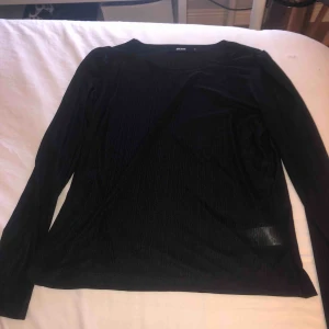  - Aldrig använd bara testat, lite genomskinlig ( enligt designen på tröjan)  och ”mönstrad” med små streck på hela tröjan