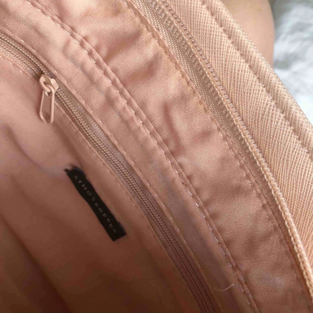 Axelremsväska i en jätteljus rosa färg, har en liten ”pompom” till om man vill ha (väljer man själv såklart”. Fint skick, knappt använd. Har en inneficka.  Den har fått ett litet märke på underdelen av väskan men det syns inte när man har på sig. (Bild 3). Väskor.