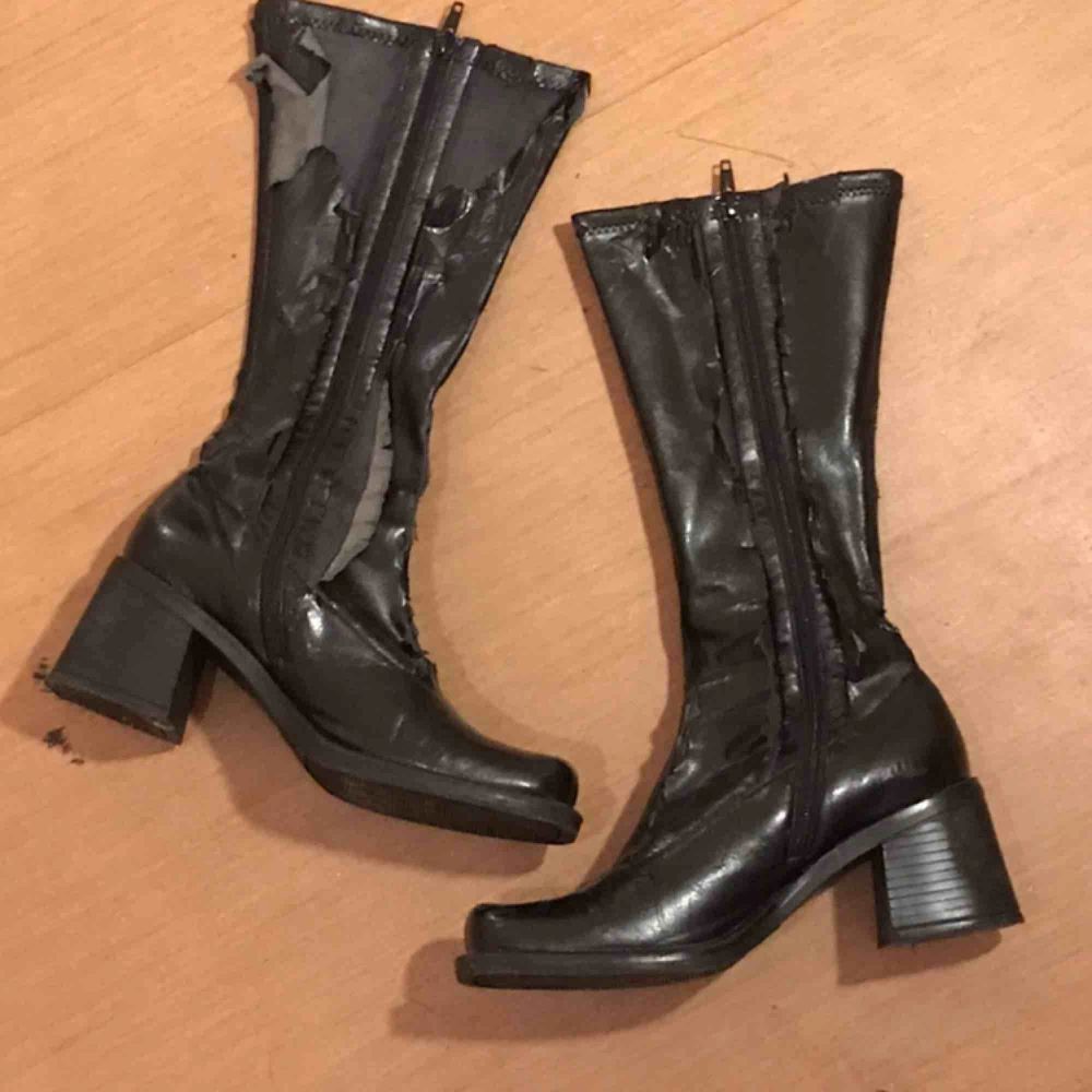 SLITNA men väldigt SNYGGA boots! Det är mest slitage vid dragkedja  men inget som påverkar självaste skon (går säkert att fixa hos skomakaren eller med lite, lim diy-style) . Säljer för de är för snygga för att slänga men används för sällan! 🤧💕🤝 . Skor.