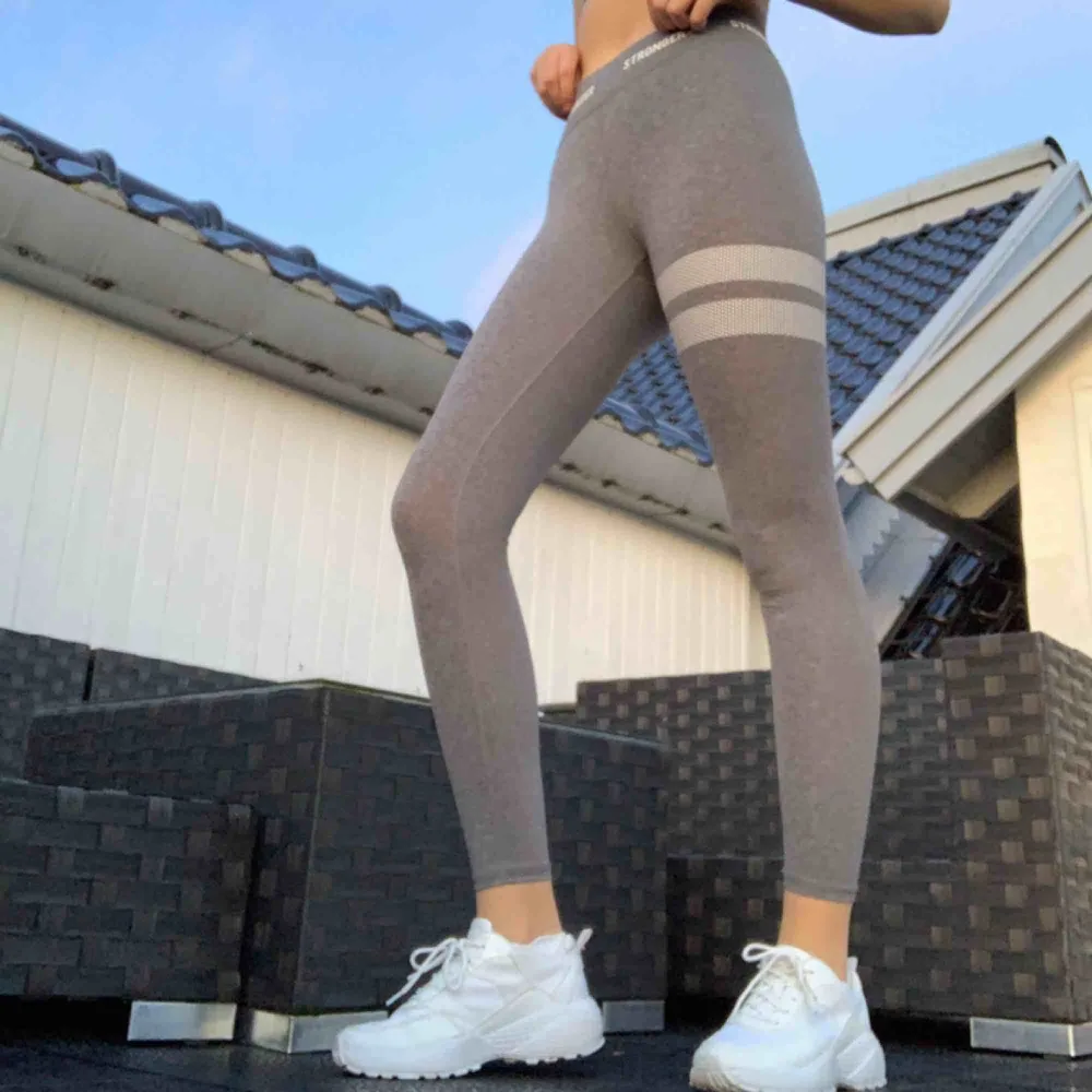 Snygga grå Stronger tränings byxor. Använts flera gånger men dom ser helt nya ut. Väldigt bekväma och stretchiga. Frakt ingår inte. . Jeans & Byxor.