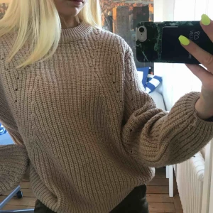  - En superfin brun/beige stickad tröja som sitter fint oversized👌🏽🌟kommer inte till användning💜frakt 65kr💕