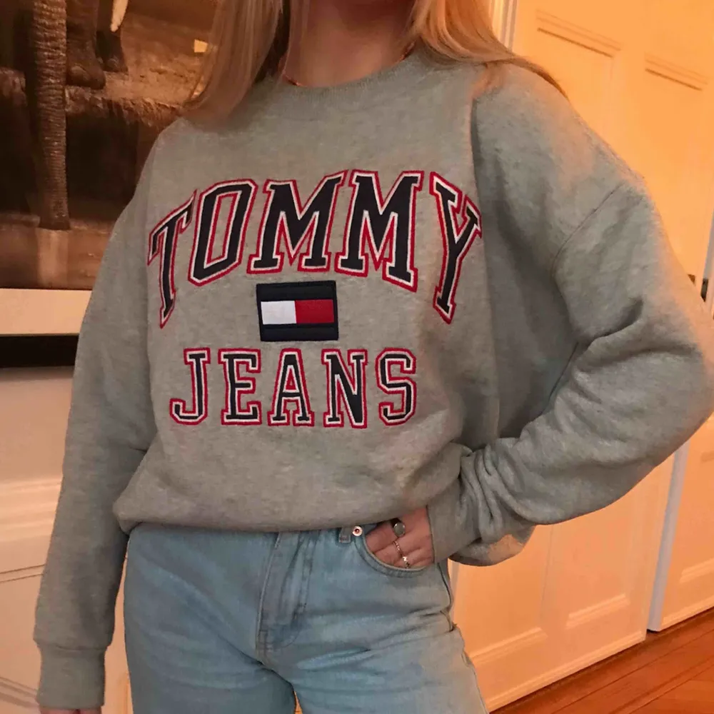 Tommy Hilfiger (Tommy jeans)crew neck i strl XS. Jättemysigt fodrat på insidan och är lite oversized i modellen. Köparen står för frakt. Budning börjar på 200. Hoodies.