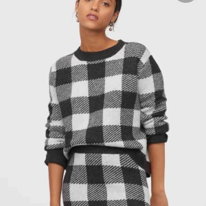  - Snygg rutig stickad tröja från HM. Tar swish och frakt tillkommer!