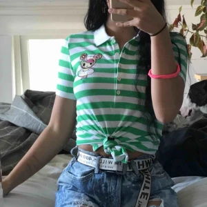  - Gullig tröja köpt på använd 2 ggr inga hål eller fläckar. :)