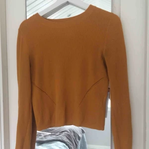  - Superfin senapsgul tröja! Perfekt skick :) (Färgen är som på de två första bilderna, inte sista)