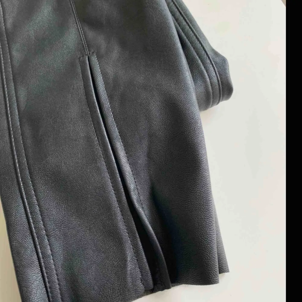 Svarta skinnbyxor med slits nedtill, hög midja. Dom är som nya. Storlek 36! 259 inkl frakt 🖤. Jeans & Byxor.