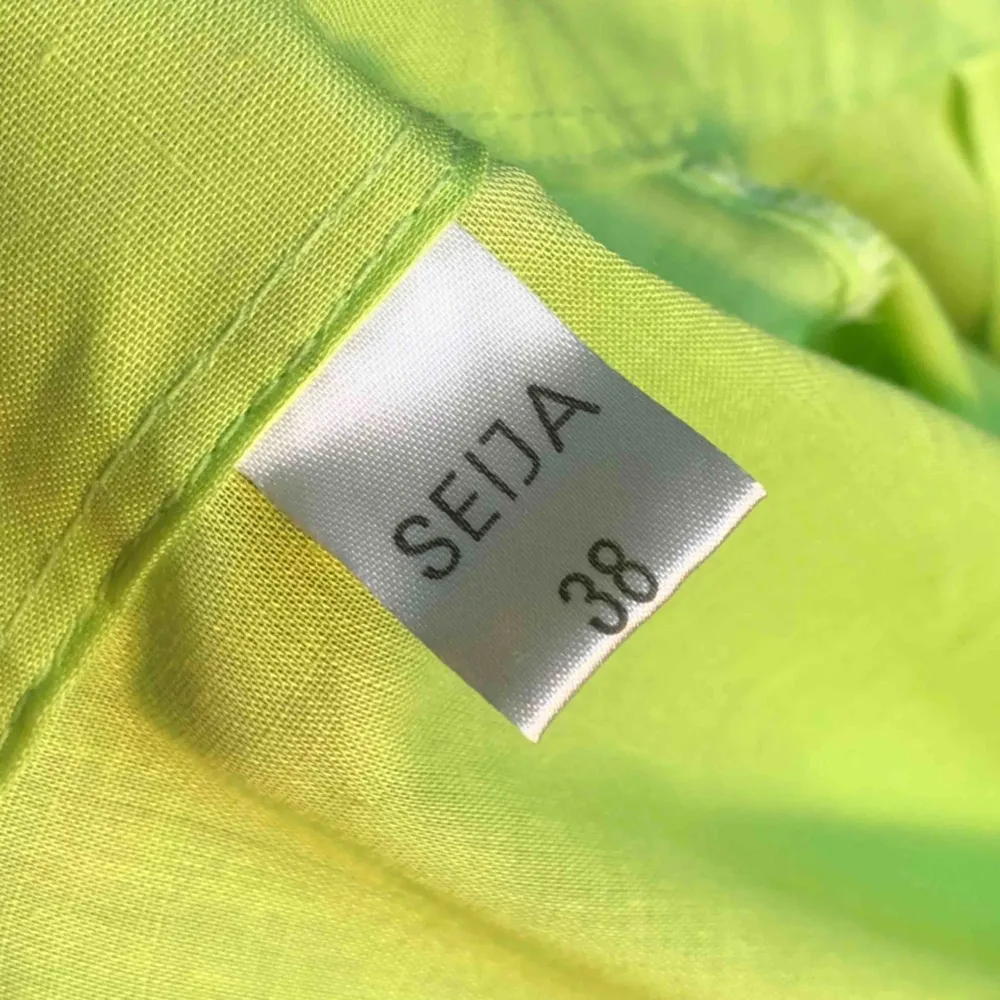 Fin neonskjorta inköpt second hand som tyvärr inte kommit till användning. Tyget är lite see-through.Möts upp på Södermalm eller fraktar, vid frakt står köparen för kostnaden 💓. Skjortor.