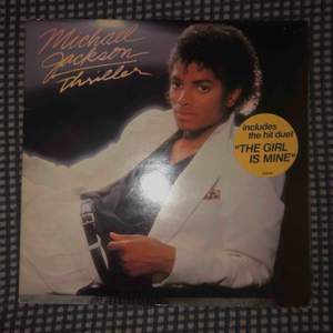 Michael Jacksons ”Thriller” album från 82, riktigt bra skiva med många klassiker i! Säljer denna pga att jag fick en lika dan i julklapp :) 
