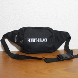 Magväska Fernet-branca - Svart magväska med texten Fernet-Branca på  i mycket fint skick! Frakt 44kr. Skriv om du vill ha fler bilder eller har några frågor. 