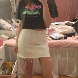  - Snygg jeans kjol från bik bok i mycket väl skick! Har kostat 299kr säljer för 99kr exklusive frakt!