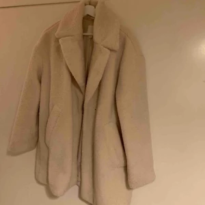  - Vit/beige jacka i pile. Stl xs men är ganska stor i storleken.
