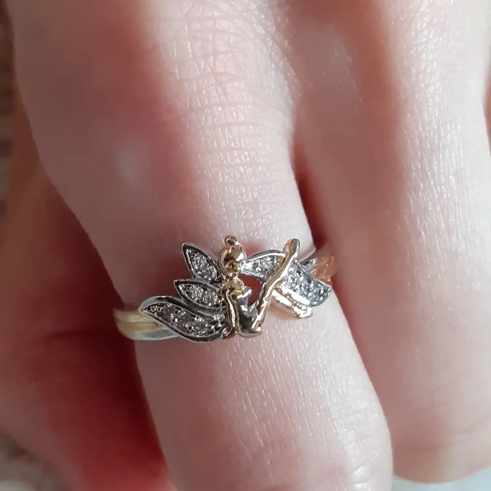 En ring i både guld och silverfärg, med en jättesöt älva på som liknar tingeling💛Frakt: 11:-. Accessoarer.