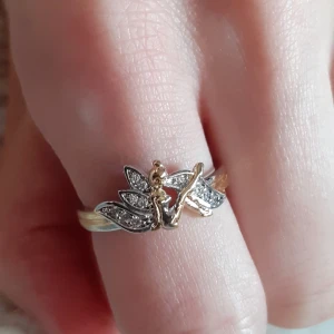 Ring med älva  - En ring i både guld och silverfärg, med en jättesöt älva på som liknar tingeling💛Frakt: 11:-