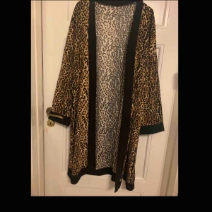  - Lång kofta. Strl M. Super fint!