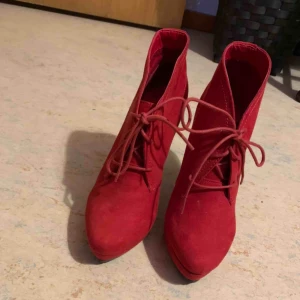  - Röda klackar, smal klack, mocka, oanvända, strl 38. 50kr + frakt