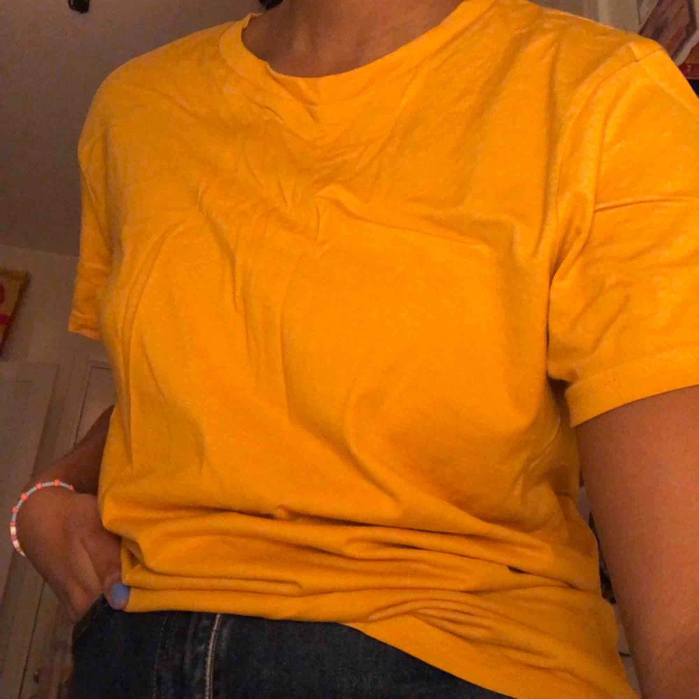 Gul/Orange fin T-shirt, hör av er för mer info🧡. T-shirts.