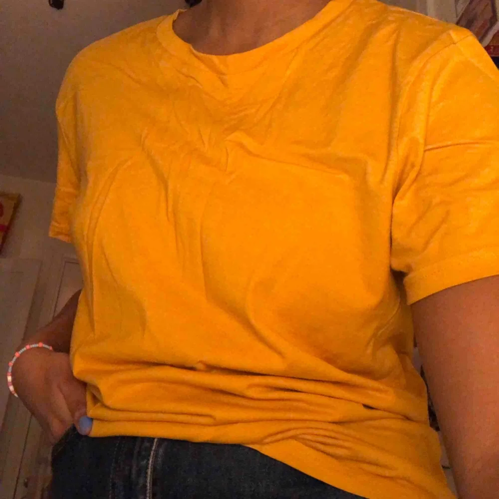 Gul/Orange fin T-shirt, hör av er för mer info🧡. T-shirts.