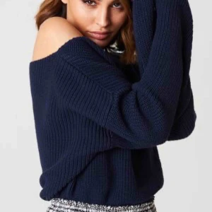  - Marinblå stickad tröja från Na-kd. Modellen är aningen Croppad och kan bäras både som ”vanligt” och som one-shoulder. Har nästan aldrig använt den och därför säljer jag den. Nästan nytt skick. (Frakt tillkommer, ev dela på den)