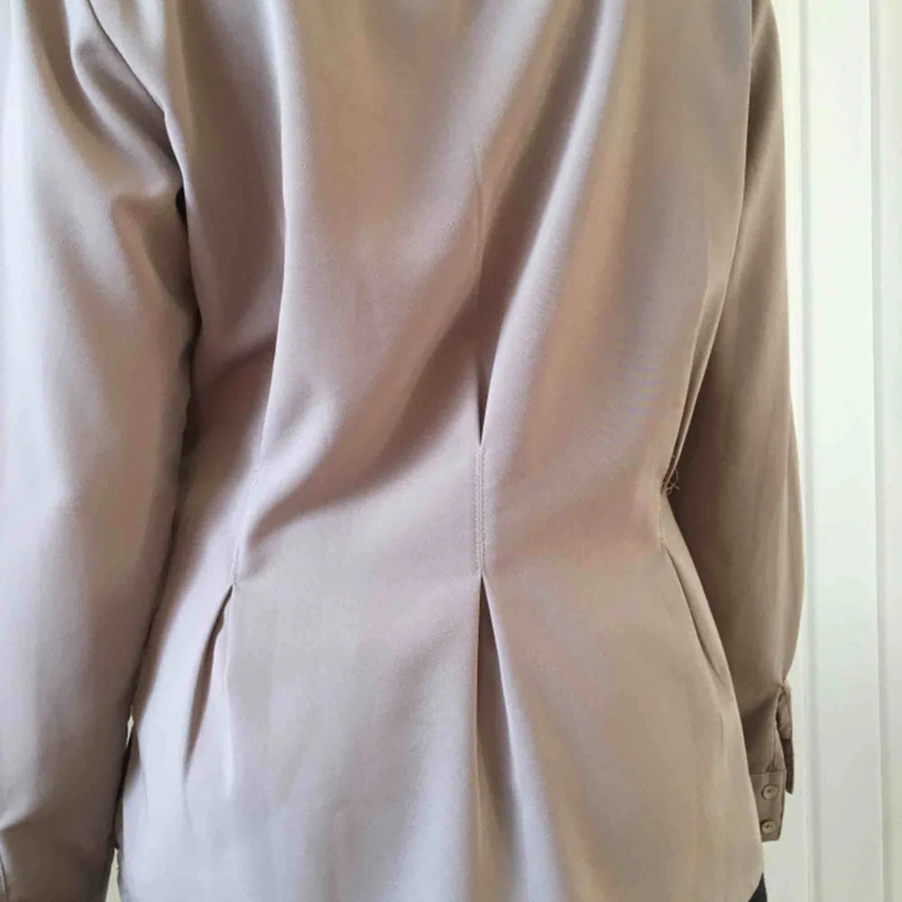 Figursydd skjorta med bred krage🤪 finns otroligt små fläckar som knappt märks (bild 3). Skjortor.