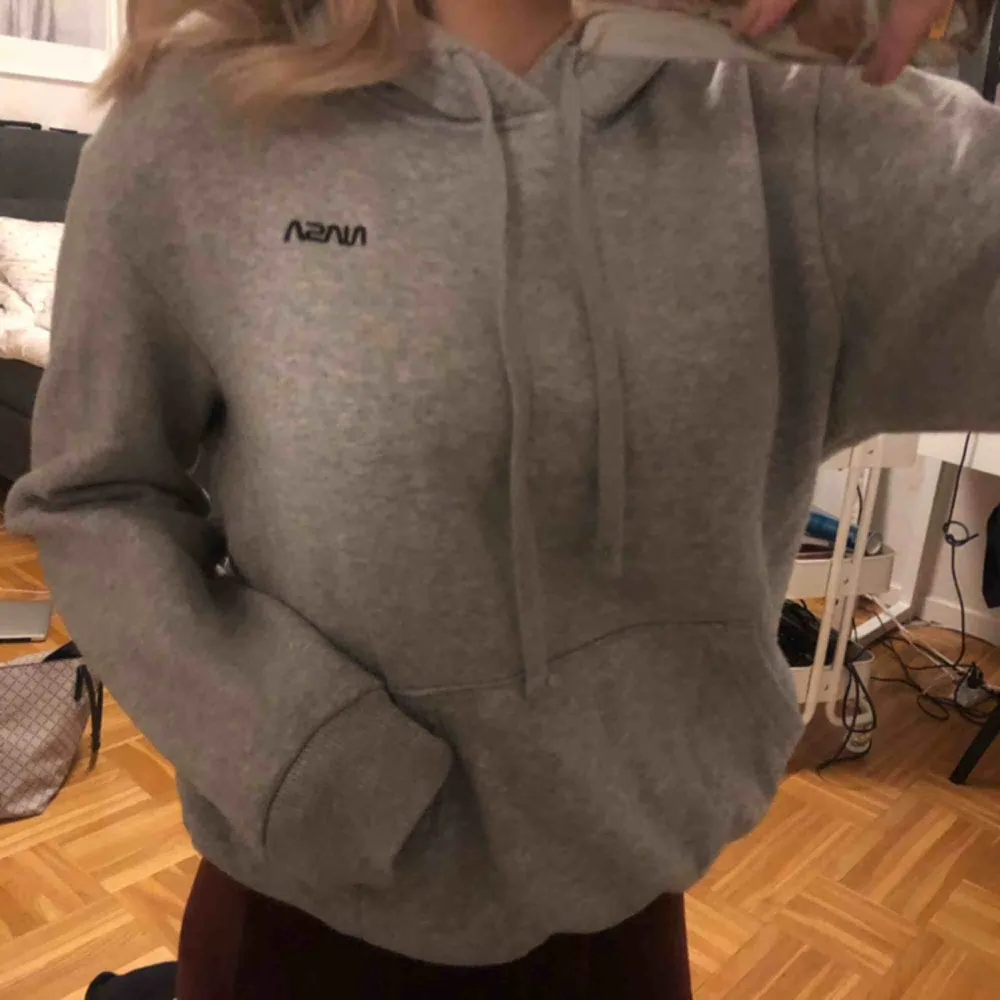 hoodie från h&m, bra skick med ett svart nasa märke, säljer pga ingen användning😊. Tröjor & Koftor.