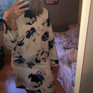  - En favorit i garderoben✨ Superfin vår/sommarklänning med lång arm från Cubus. Storlek 34, säljer pga för liten.