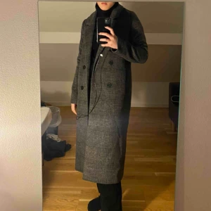  - Grå- och svartrutig kappa från Monki! Använt typ en gång. Storlek XXS men skulle snarare kalla det en XS eller S. 