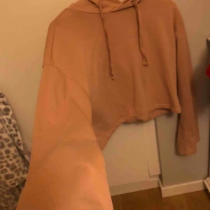  - Rosa hoddie med utsvängda armar