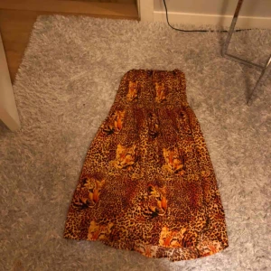  - Off shoulder klänning som passar storlek xs-s från utomlands