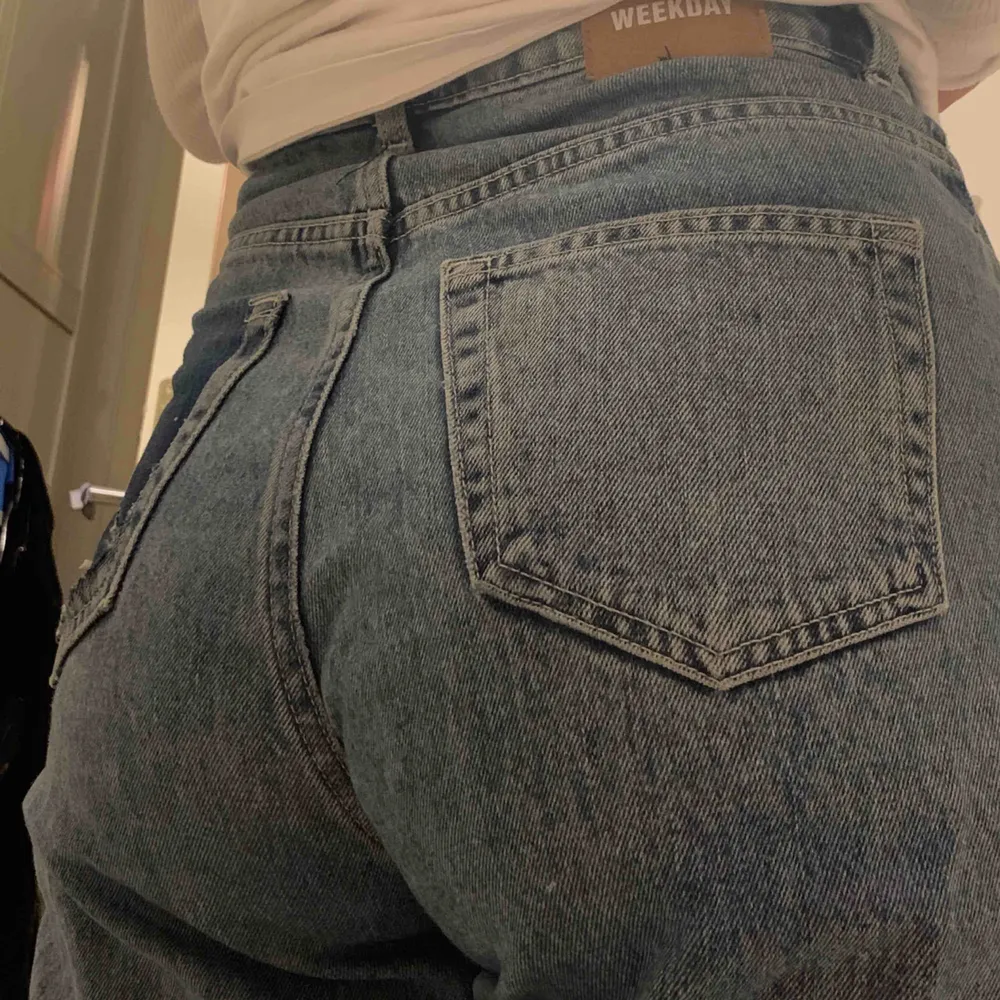 Använda några gånger Bortklippt ficka på ena sidan där bak (fråga för fler bilder) Weekday jeans  Model: row . Jeans & Byxor.