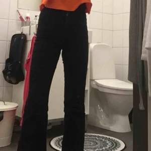  - Utsvängda boothcat jeans från Lindex . Nästan helt oanvända och har inte använt dem så mycket😊frakt:20kr
