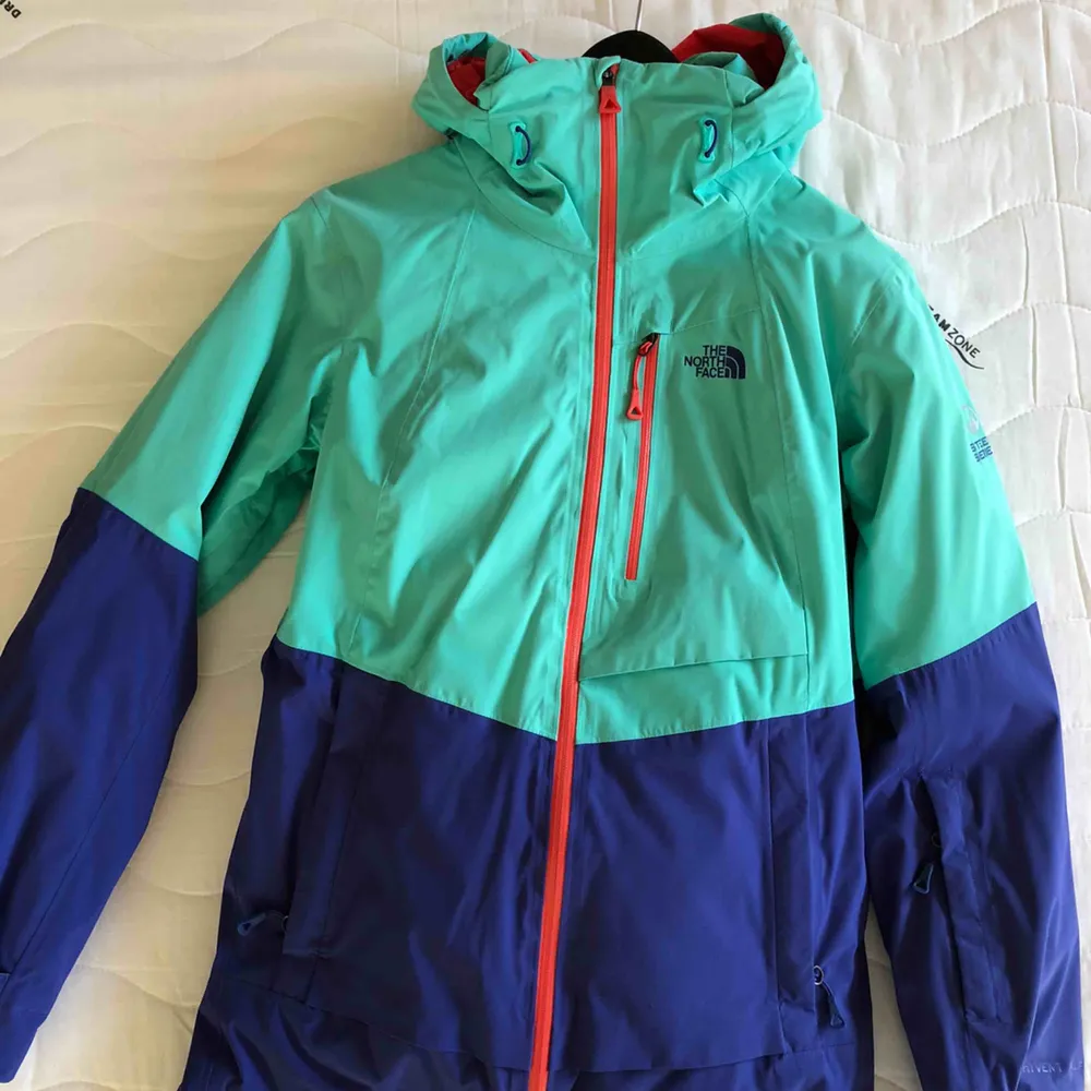 Superfint North Face set av Steep Series skidkläder. Både jacka och byxor är i storlek S. Endast använda 2 skidresor! Köpare står för frakt! . Jackor.
