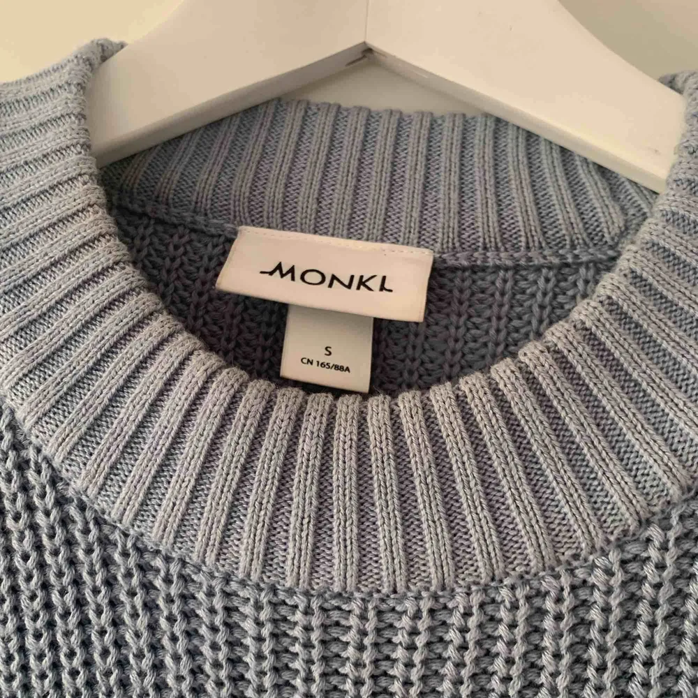 Ljusblå tröja från Monki, använd 2 gånger så i nyskick. Färgen framgår bäst på första bilden. Stickat.