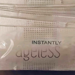  - fick några över/ Ingår 14 stycken Instantly ageless minibotox. Nya skickas inplastade.Mot rynkor.Används varsamt omsorgsfullt och ej nära ögon får ej ätas. 14st 1-3 gångs förpackningar. Beställing:swisch 0734072784 FYNDA 