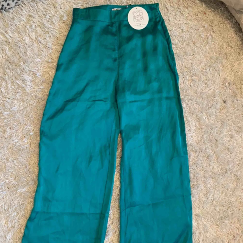 Coolaste byxan i grönt sidenliknande material. Aldrig använda, lappen sitter kvar. Priset är exklusive frakt. . Jeans & Byxor.
