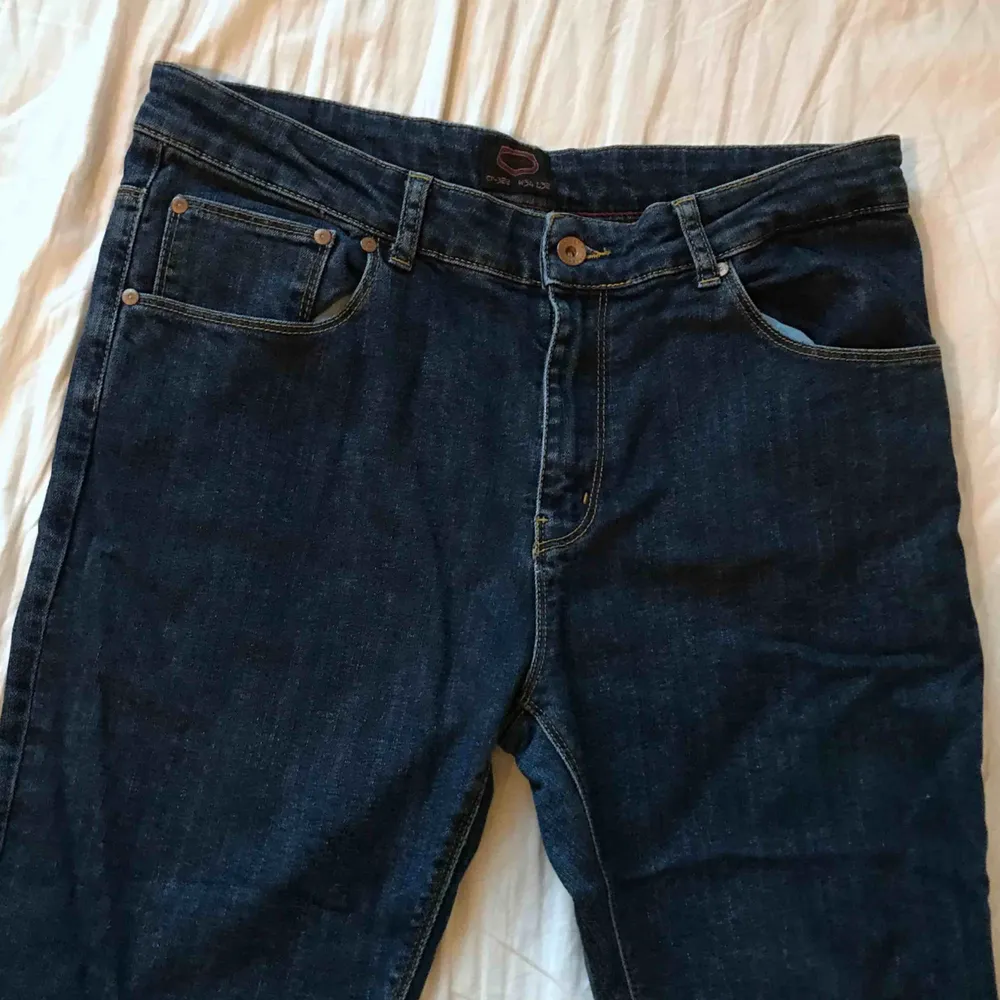 Högmidjade mörkblåa jeans med fransar nertill. Super coola ankeljeans med snygg passform och tjockare tyg med stretch. . Jeans & Byxor.