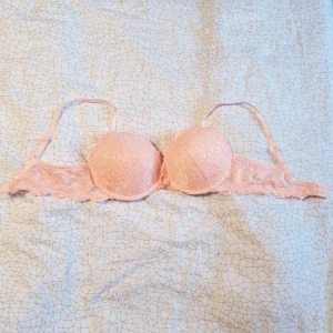  - Jag kan inte BH-storlekar! Aldrig använd.  Från Cubus, lätt push. Skickas (max 37kr frakt) eller möts i Göteborg.