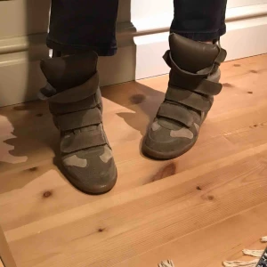  - Ett par militär grön/beiga isabel marantskor ! Skjulet snygga  och passa till allt! Skriv t mig för mer info och bilder!💕🥰